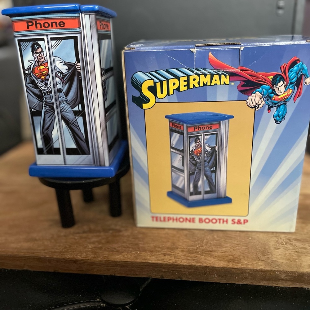 Superman Telephone Booth Salt and Pepper Shaker. - Picture 9 of 12